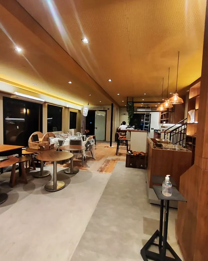 Salão do Groove Café com mesas e forro em madeira
