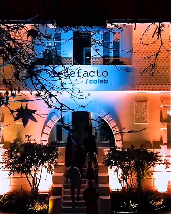 Fachada iluminada da Artefacto em Curitiba