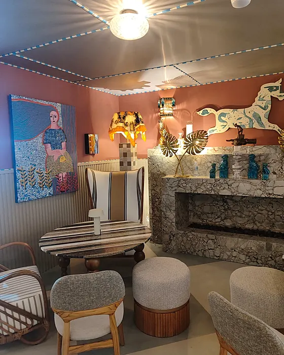 Mesas e poltronas sob luminárias, ambiente da Casa Cor 2026